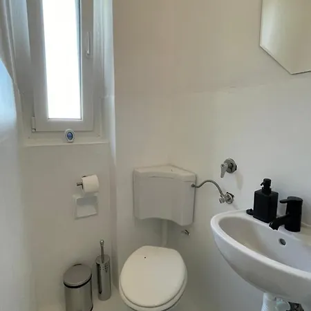 Nona's View With Balcony شقة