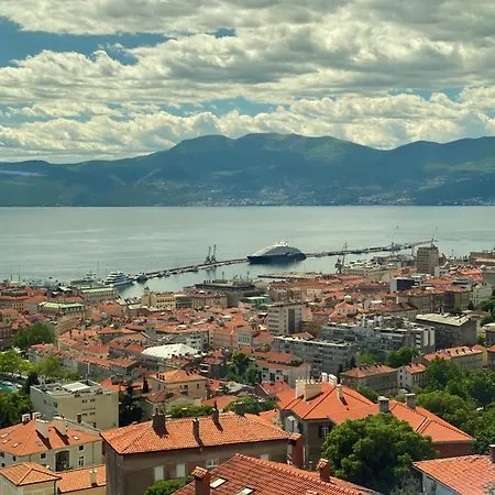 Nona's View With Balcony شقة