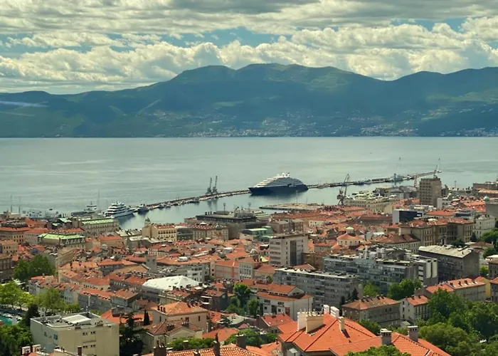 Nona's View With Balcony Apartament